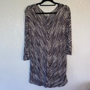 Avenue black, white, and gray tunic length 3/4 sleeve blouse. Size 18/20.
